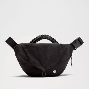 Lululemon Curved Crossbody Bag with Top Handle 3L in Black, BNWT